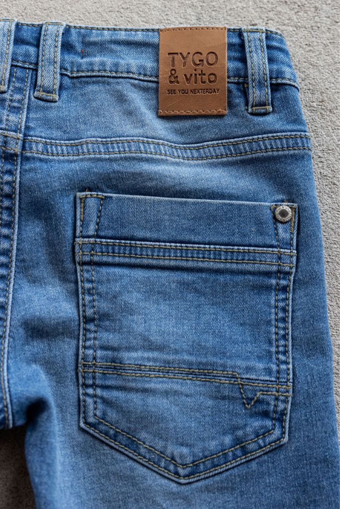 Back pocket view of the skinny jeans by TYGO & vito in light used