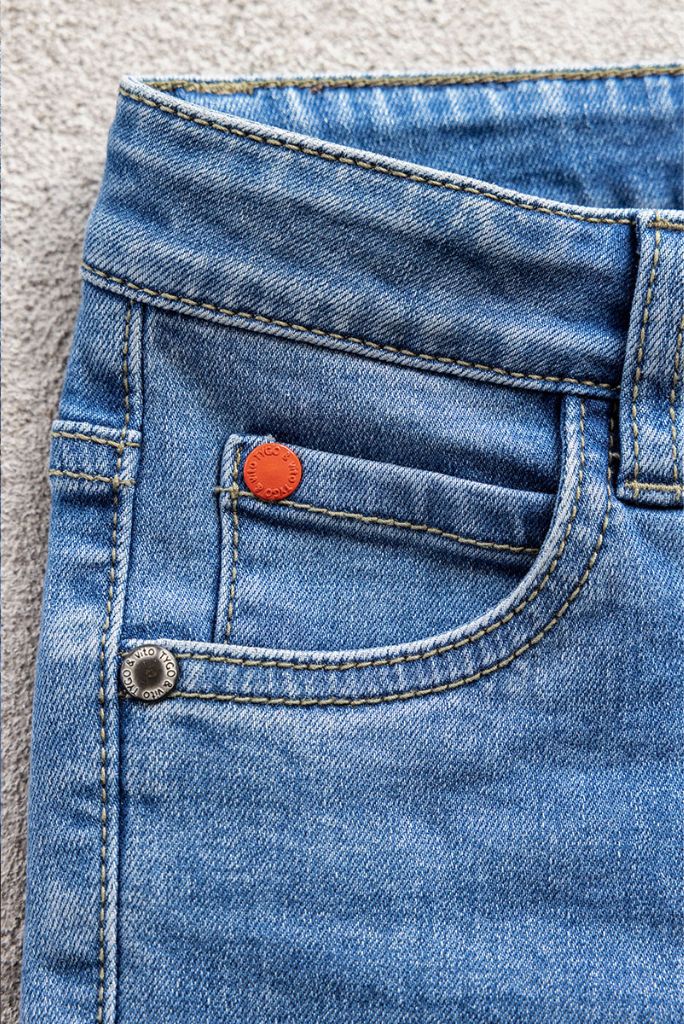 Close view of the pocket of the skinny jeans by TYGO & vito in light used