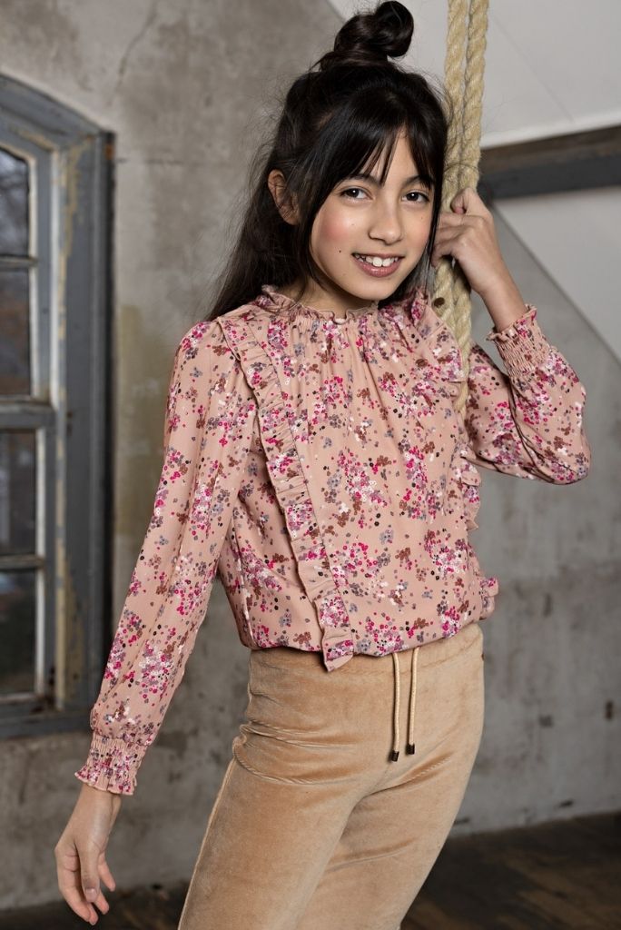 Girl wearing the Floral Blouse Tina by NoNo