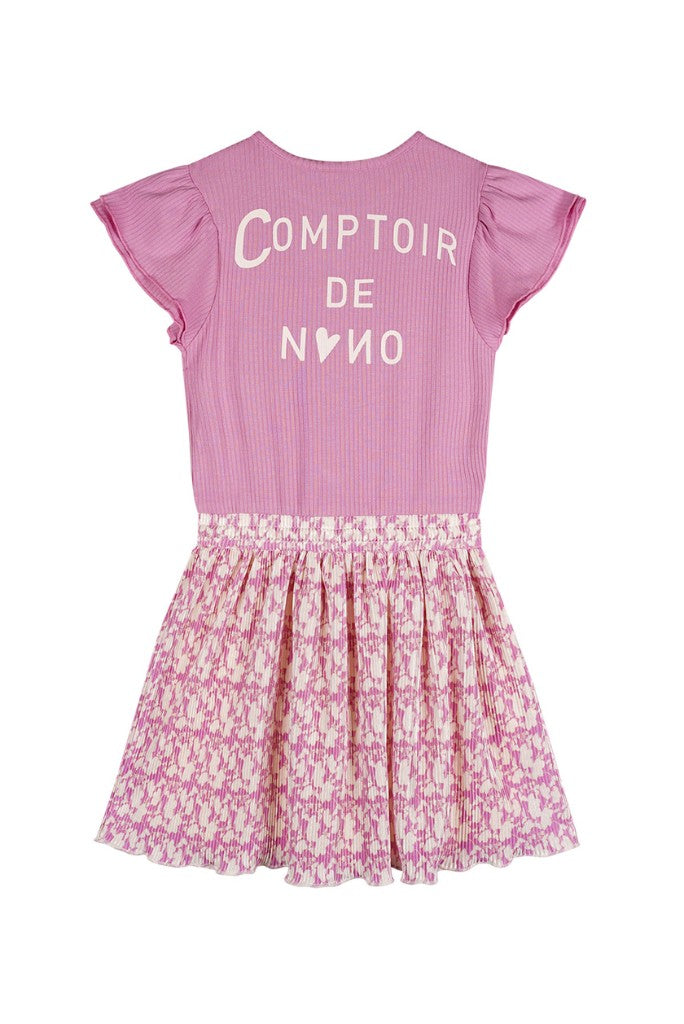 Back view of the pink dress Morly with ruffled sleeves and 'Comptoir de Nino' text on a white background
