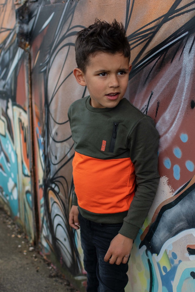 Boy wearing the green jumper Kenan by Quapi