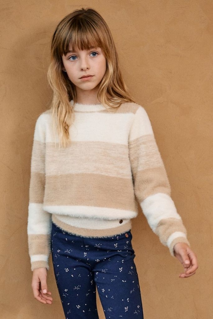 Girl wearing the sweater Ketan on a brown background