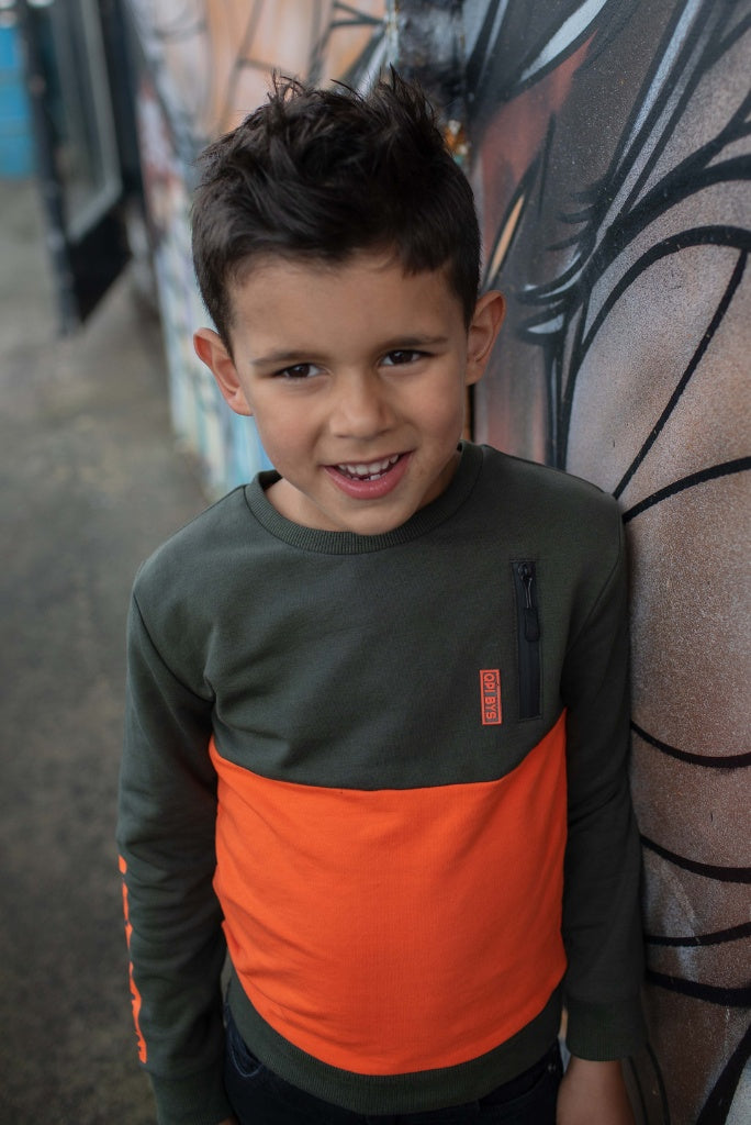 Close view of the boy wearing the green jumper Kenan by Quapi